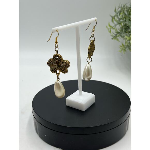 Large Faux Teardrop Pearl Gold Tone Flower Dangle Earrings - Picture 4 of 8